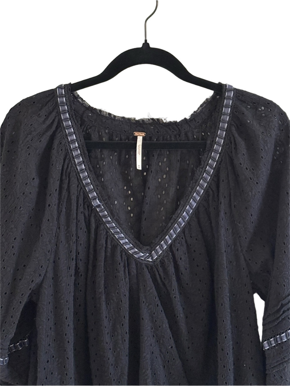 Free People Darcy Black Eyelet V-Neck Womens Top Boho Peasant Blouse Size Medium - Picture 4 of 10